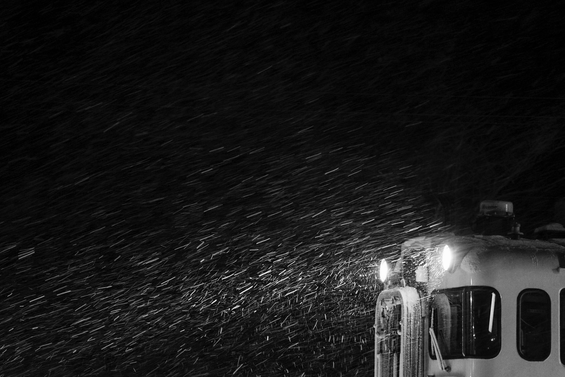 ソニーα7S II　FE 70-200mm F4 G OSS（155mm）　マニュアル露出（F4.0、1/25秒）ISO 6400　モノクロ