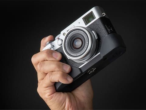 FUJIFILM X100V専用の樹脂製グリップケース。100個限定生産 - デジカメ