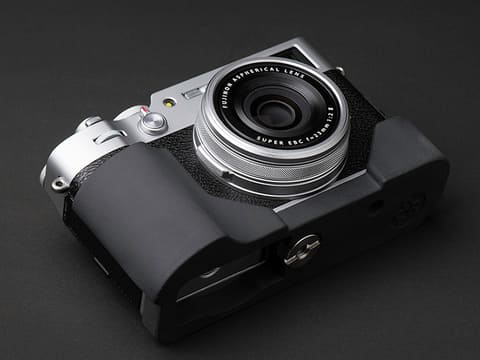 FUJIFILM X100V専用の樹脂製グリップケース。100個限定生産 - デジカメ