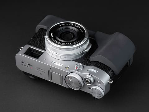 FUJIFILM X100V専用の樹脂製グリップケース。100個限定生産 - デジカメ