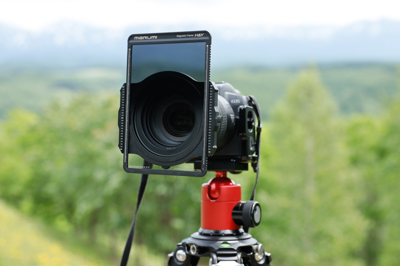 マグネットM100ホルダーにソフトGNDフィルターを装着した状態。フィルターホルダーの前面にピタッと貼り付く。簡単には落ちないし、位置の調整も簡単だ