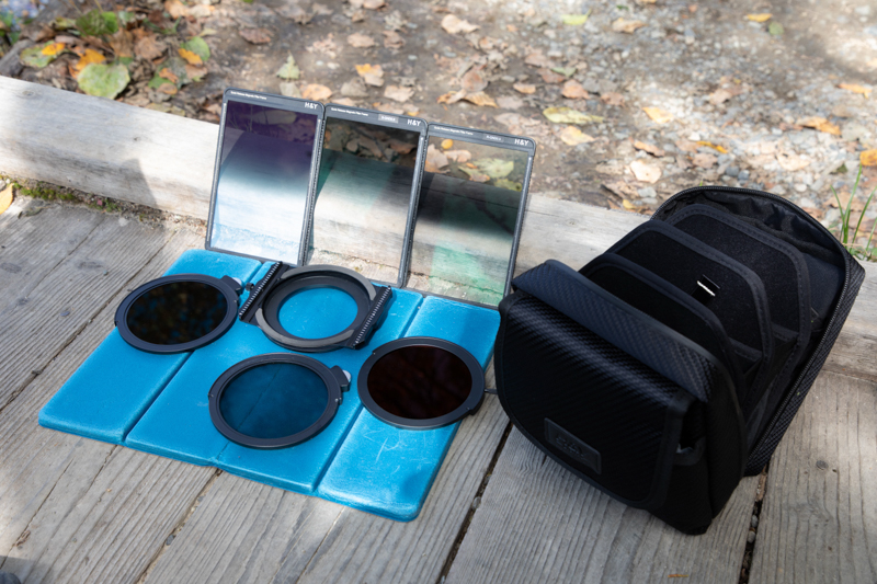 今回の撮影に持参した機材。上段左からハードGND、ソフトGND、リバースGND。下段中央上がフィルターホルダー。下段下はフィルターホルダーにドロップインできるPLフィルター、NDフィルター、PL/NDフィルター。これらが右の専用ケースに収納できる。