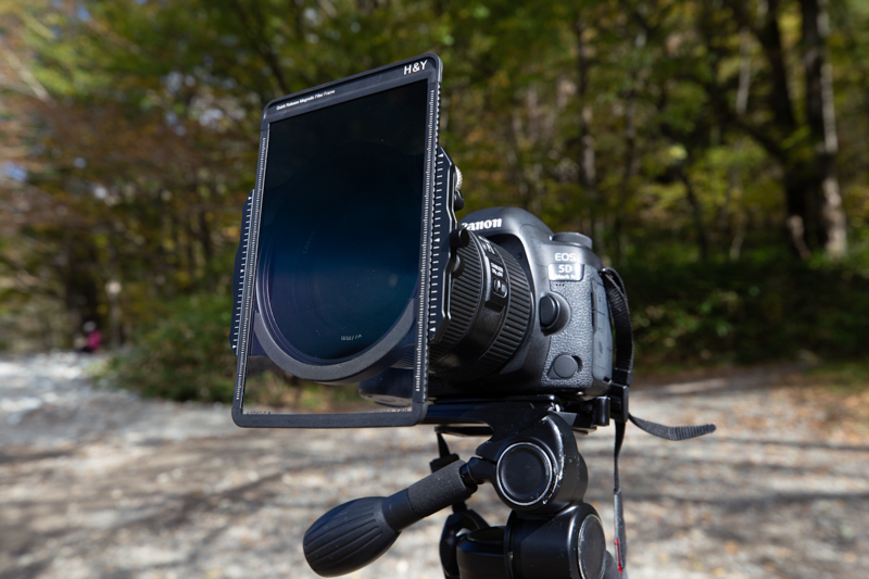 フィルターホルダーとGNDフィルターはマグネットで固着する。その状態で上下にスライドさせ、NDをかけたい箇所を探る。