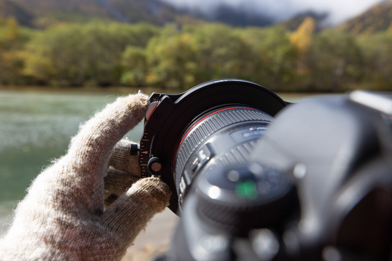 フィルターホルダーにドロップインしたPLフィルターは、ノブで回すことができる。