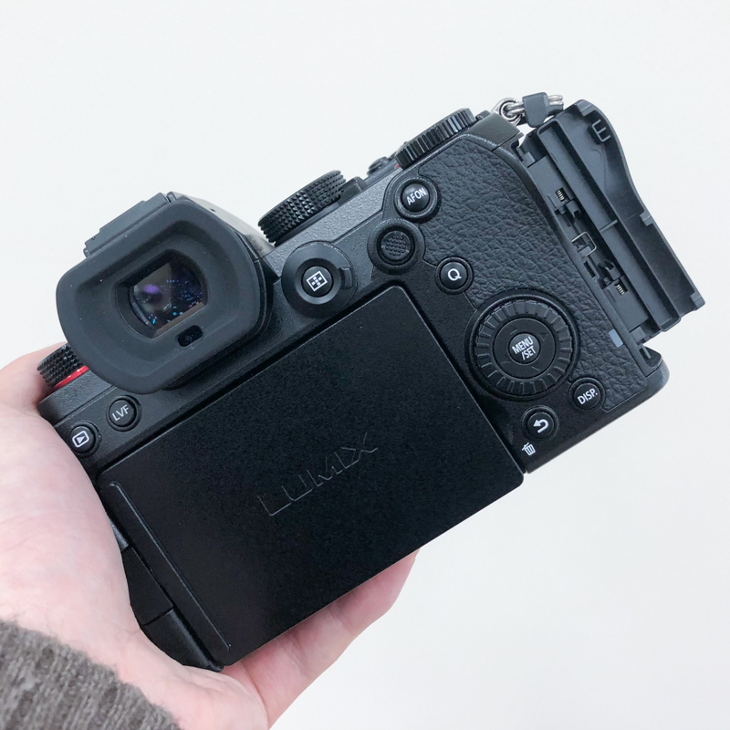 三角環カバーを正しく装着した状態。カバーの突起部のアール形状がメディアスロットカバーの力を逃してスムースな開閉動作となっていた