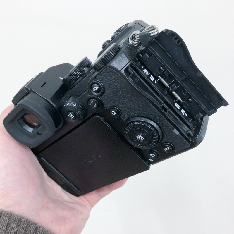 三角環カバーを正しく装着した状態。カバーの突起部のアール形状がメディアスロットカバーの力を逃してスムースな開閉動作となっていた