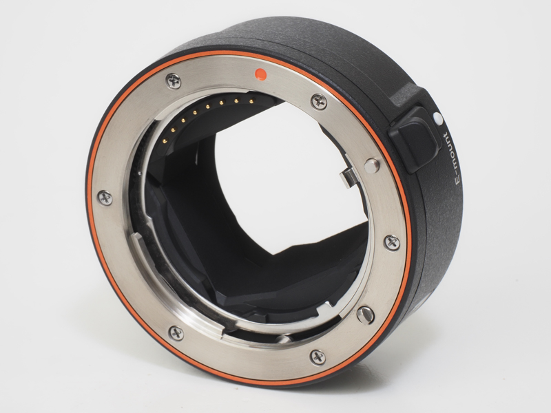 最新のマウントアダプターLA-EA5です。AF駆動ユニットと絞り駆動ユニットを内蔵。それを感じさせないスマートなデザイン。素晴らしいです。α7CではAFモーター搭載レンズのみAFが駆動します。制約があるのは少し残念ですね。