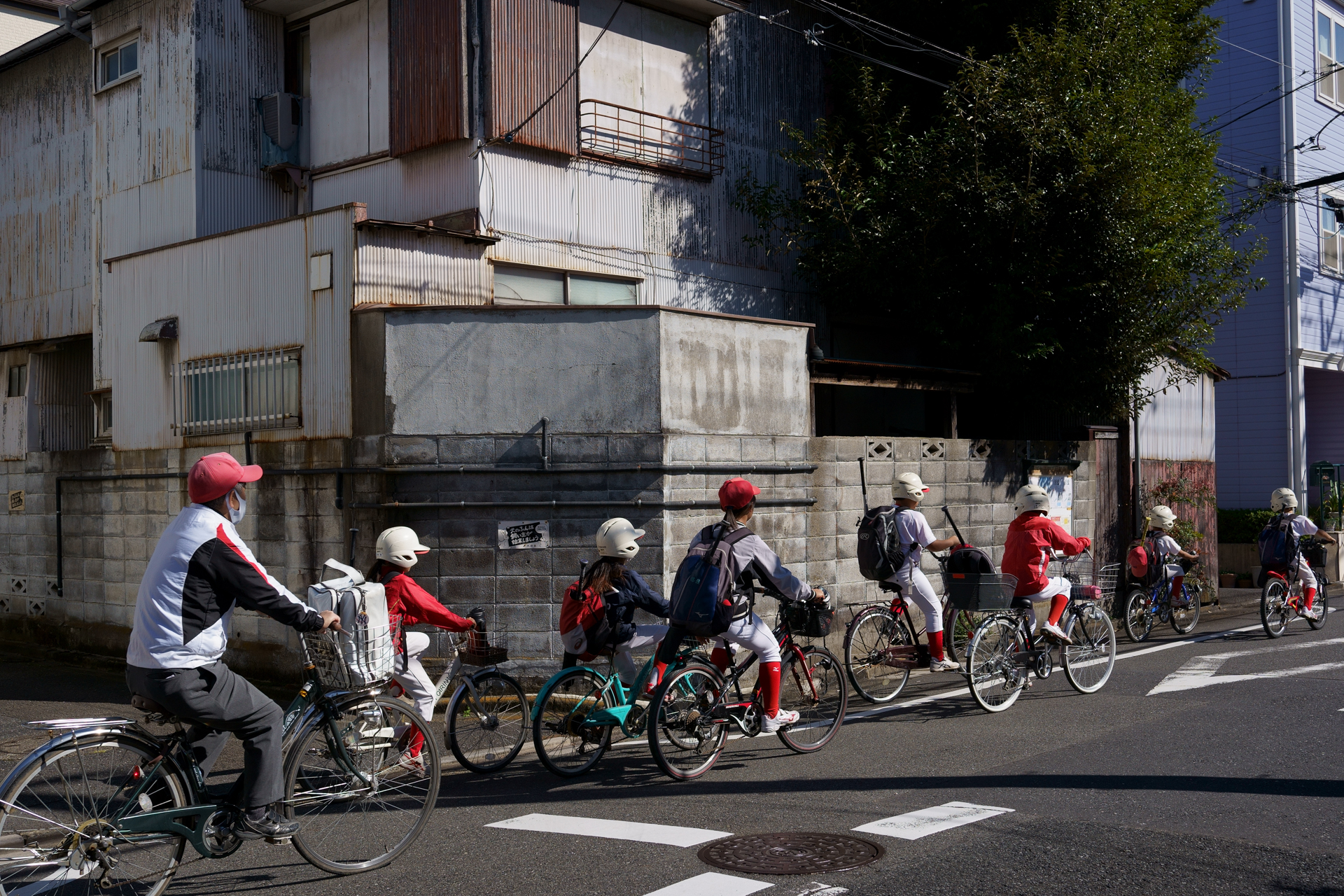 休日の街角。35mmフルサイズのメリットって、個人的には高画質の追求じゃなくて普段持ち歩いているフィルムカメラと感覚的に同じように使えることが一番のメリットかもしれません。<br>α7C　FE 28-60mm F4-5.6（F8・1/1,250秒）ISO 400　39mm