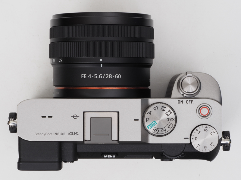 キットレンズのFE 28-60mm F4-5.6を装着して真上から見た図。沈胴式のレンズだから、ここから撮影状態にすると正直カッコ悪いです。