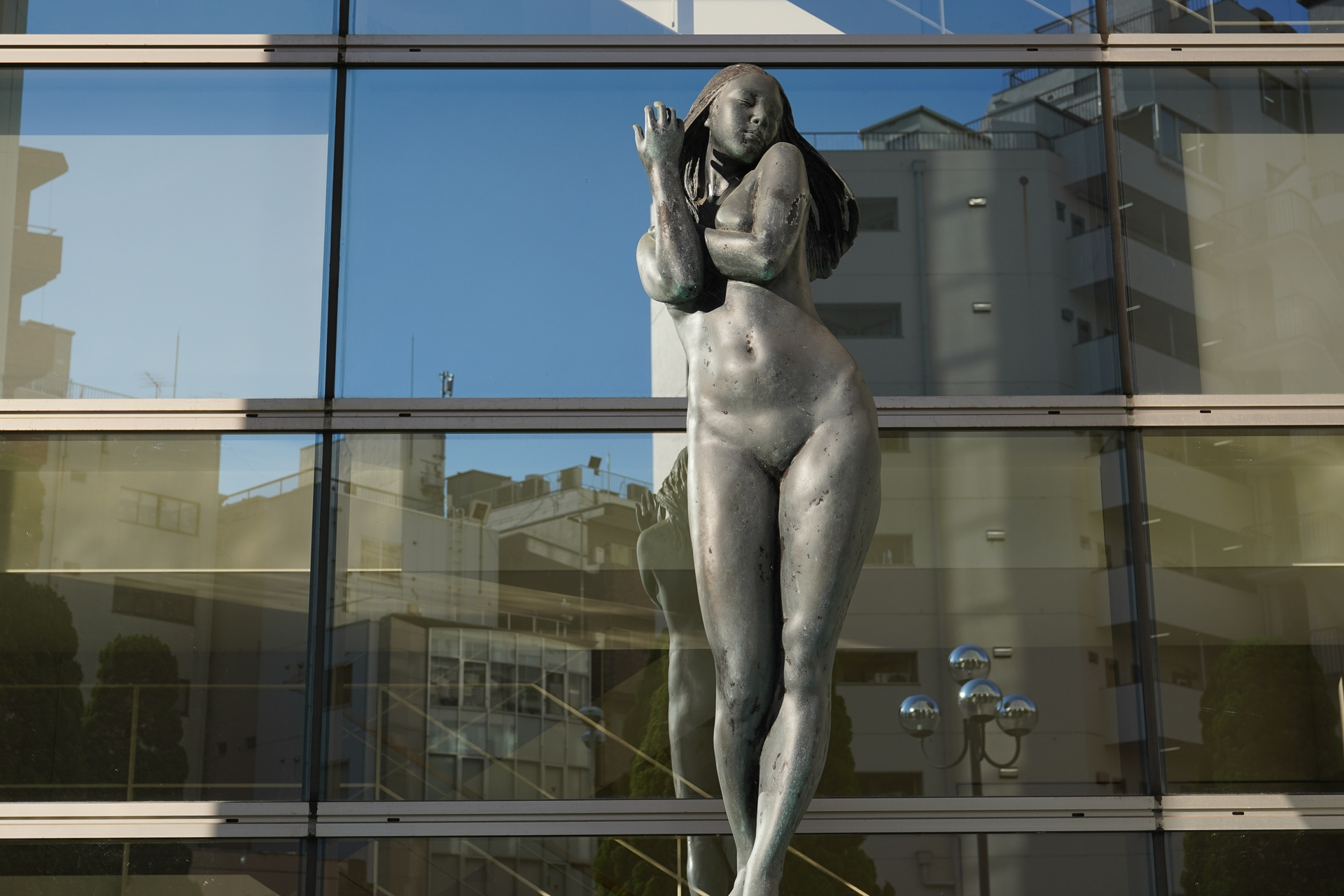 フリードランダーじゃないけど、モニュメントはなんでも好きですね。見つけると撮影しちゃいます。都市の中に溶け込んでいるような存在のものが特に好みです。質感やディテール再現が秀逸ですな。<br>α7C　FE 28-60mm F4-5.6（F8・1/1,000秒）ISO 400　60mm