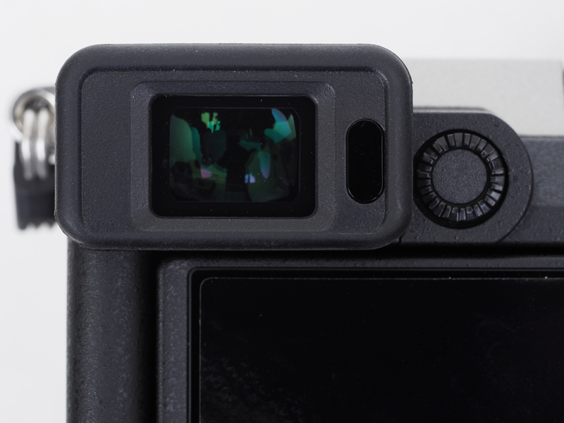 ファインダーアイピースは大きくはないけど、実用的には問題ないと思います。むしろよく収めたなあと感心します。