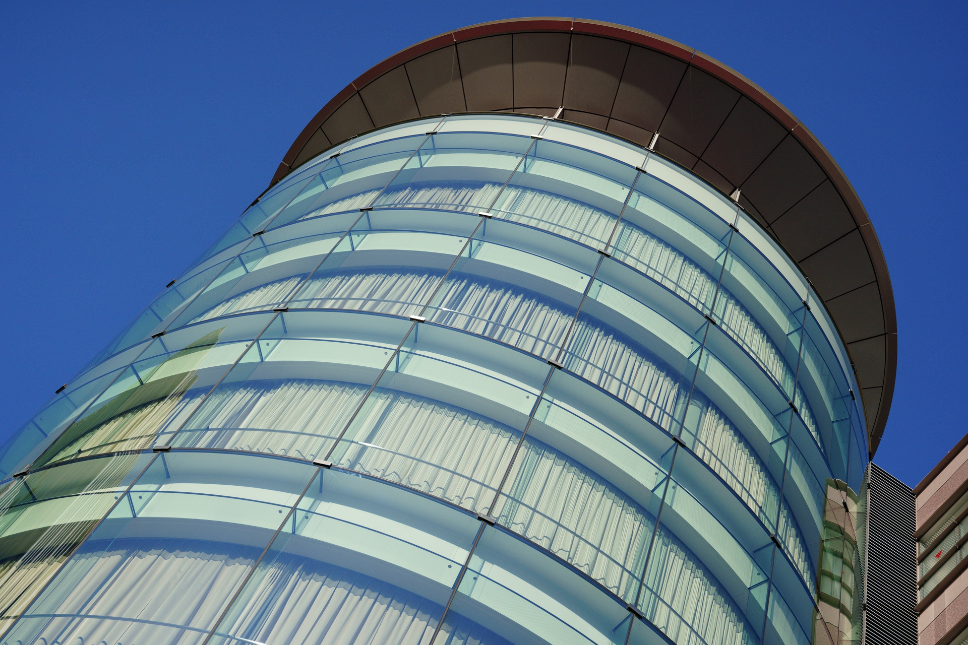 都市風景って、ある種の冷たさみたいな表現が合っているように思い、そのため画質にも高いレベルを求めてしまうけど、さすが画質的にはツッコミどころがないですね。<br>α7C　FE 28-60mm F4-5.6（F8・1/2,000秒）ISO 400　60mm