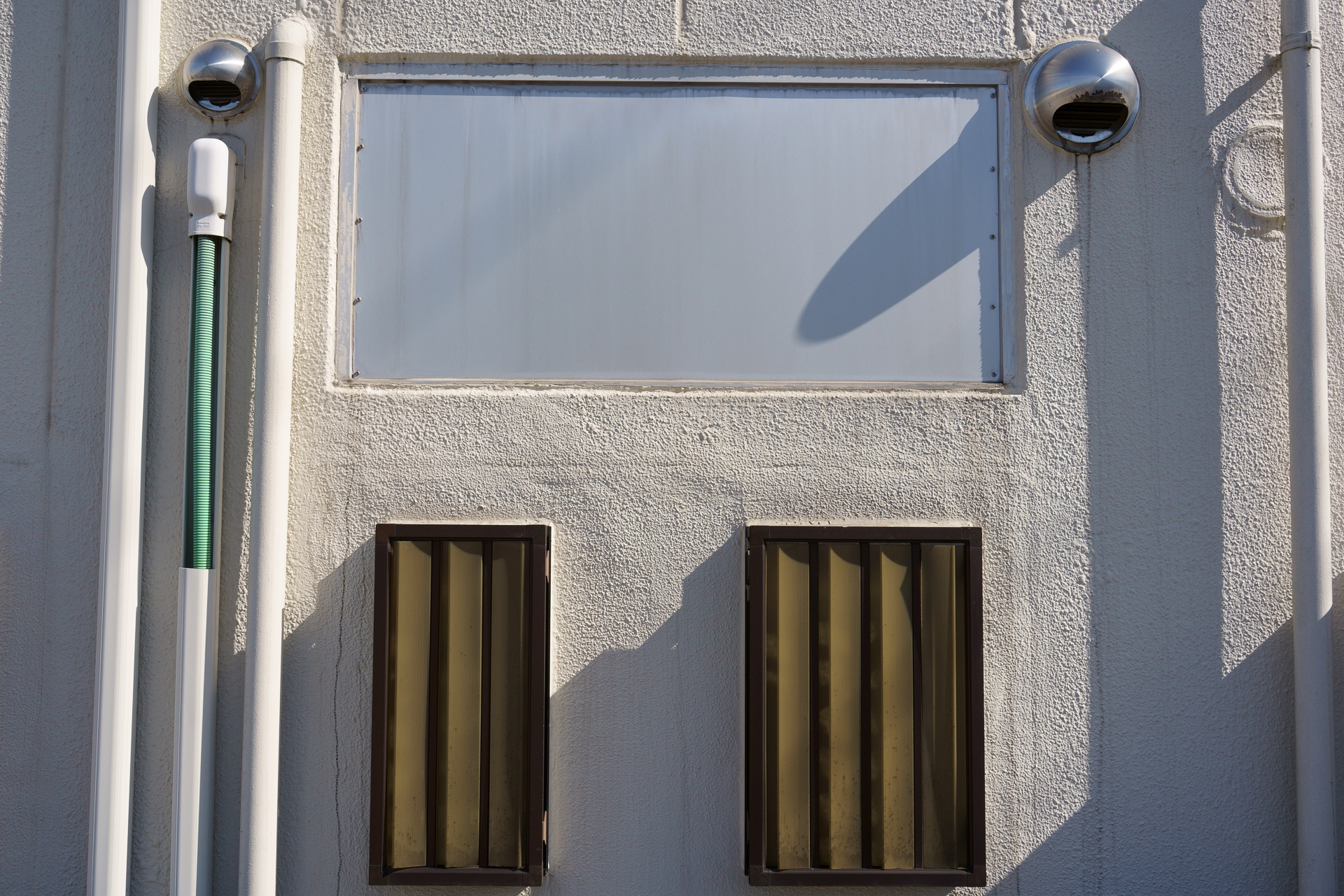 肉眼では目が痛いくらいの眩しい白い壁なんだけど、それをねじ伏せるような再現がいいです。気に入りました。画面全体均質性が高い描写ですねえ。<br>α7C　FE 28-60mm F4-5.6（F8・1/1,250秒）ISO 400　35mm