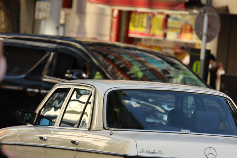 車の往来の激しい都心の風景。光の反射と街の映り込みが車体に浮かび上がる。超望遠レンズならではの圧縮効果で、その分が強調される。感度を気にせず上げられる高感度画質の優秀さも撮影を助けてくれる（撮影・キャプション：鶴巻育子）<br><font color=gray><span class="fnt-85">EOS R6 / RF600mm F11 IS STM / 600mm / 絞り優先AE（F11・1/640秒・-0.3EV） / ISO 1600 / WB:日陰</font></span>