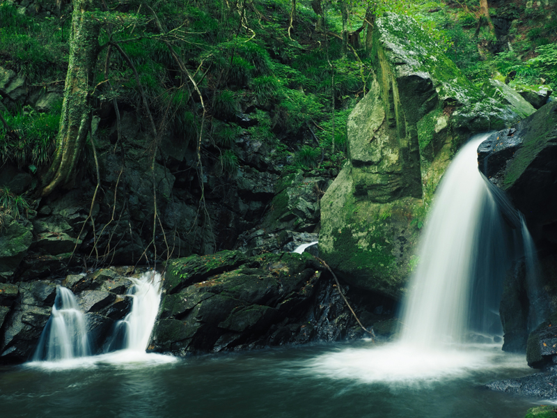 水の流れをぶらして表現するためにシャッター速度は1秒に設定。強力なボディ内手ぶれ補正のおかげで、手持ちでも気軽に長秒撮影にチャレンジできるところがうれしい<br><span class="fnt-85">OM-D E-M1 Mark III / M.ZUIKO DIGITAL ED 17mm F1.2 PRO / 17mm（34mm相当） / シャッター速度AE（F7.1、1秒、-1.0EV） / ISO 200 / WB:曇天</span>