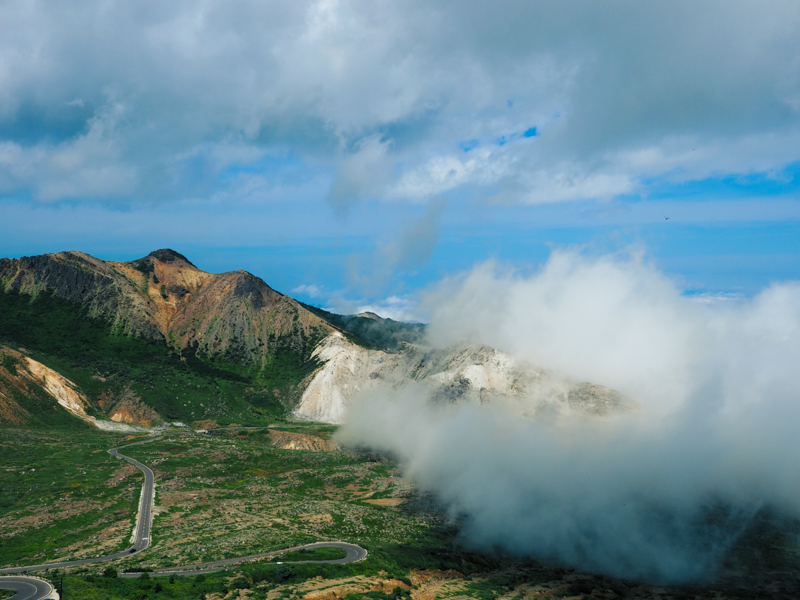 磐梯吾妻スカイラインを抜けると、まるでアリゾナのような広大な絶景である浄土平に到着。F3.5まで絞ると圧倒的な解像感で山肌のディテールを見事に再現<br><span class="fnt-85">OM-D E-M1 Mark III / M.ZUIKO DIGITAL ED 17mm F1.2 PRO / 17mm（34mm相当） / 絞り優先AE（F3.5、1/6,400秒、-0.7EV） / ISO 200 / WB:晴天</span>
