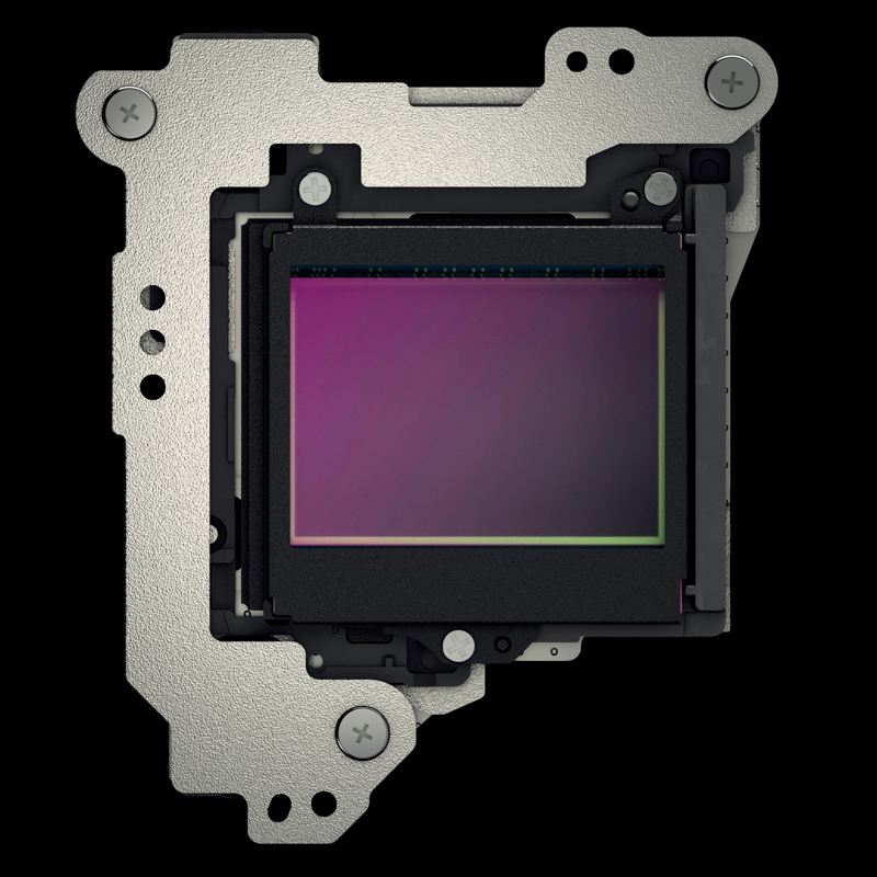 X-S10のセンサー（左。X-Trans CMOS4。サイズは23.5mm×15.6mm。IBISとのセットで）とGFX100のセンサー（右。ベイヤータイプ。43.8mm×32.9mm）