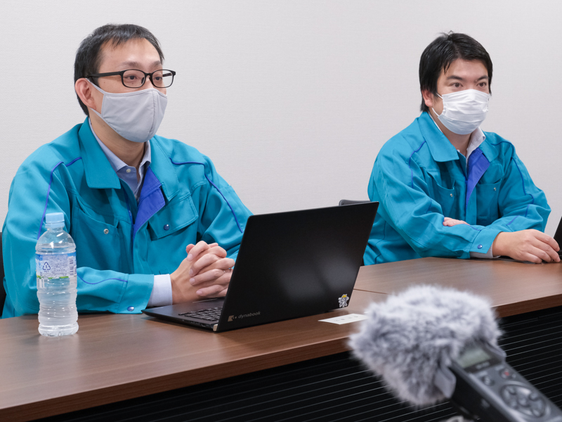 入江公祐氏（左。光学・電子映像商品開発センター 技術マネージャー）、藤原慎也氏（右。光学・電子映像商品開発センター）