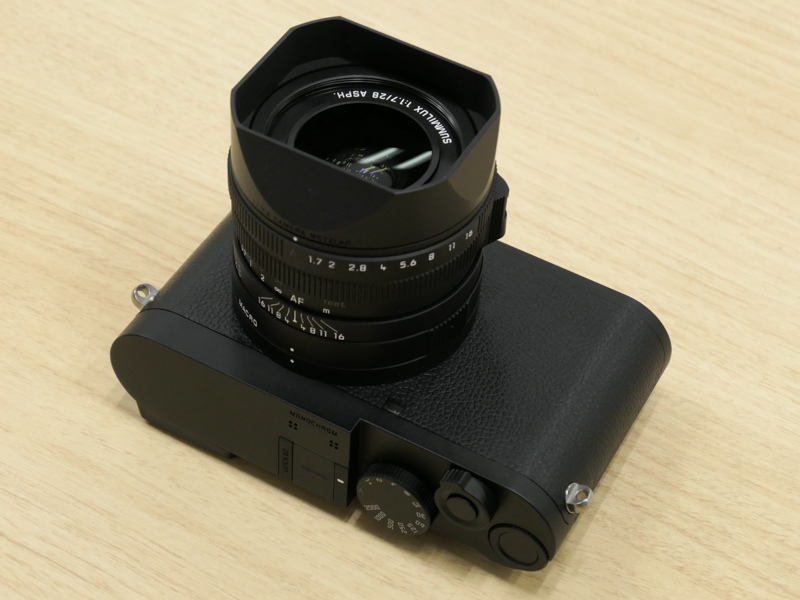 レンズシフト式の手ブレ補正機構を持つ。