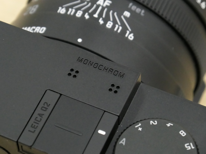 「MONOCHROM」の刻印が控えめに主張する。