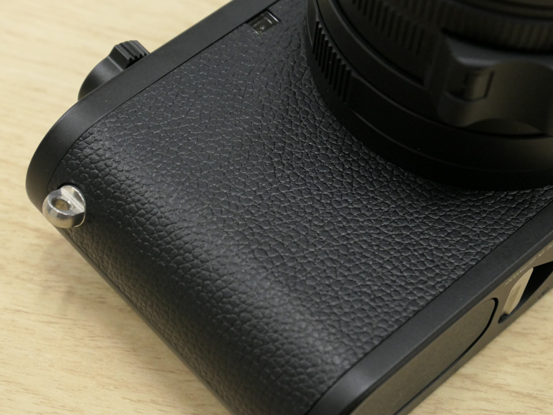 張り革はクラシックライカ風。これまでのQシリーズはモダンなダイヤモンドパターンだったが、これも刻印の色などと同様、世界観の演出だろう。