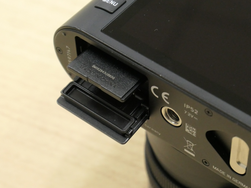 記録メディアはSD×1。外部端子はホットシュー以外になく、USB転送・充電・給電も不可。