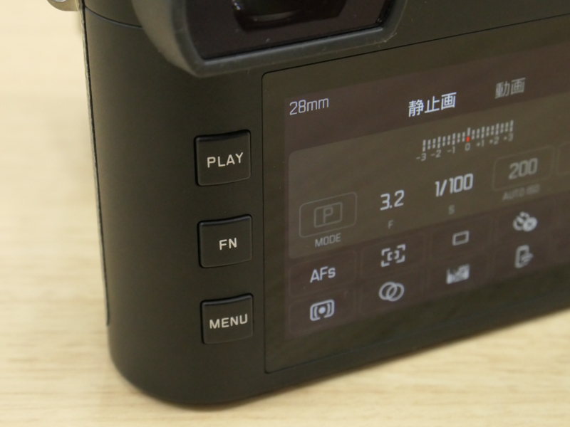 背面左手側は、ライカM10以来の3ボタン構成。MENUボタンを押すごとに設定画面のページが送られる。