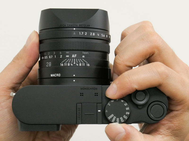 ライカQシリーズの特徴は操作性。ピントレバー、絞りリング、シャッター速度ダイヤルの3つが備わるデジタルカメラは珍しい。フルオートなら誰でも使えるし、もどかしい時は即マニュアル操作に移行できる。特にピントレバーは、AFより速くて確実なピント合わせもあるという観点で、他社のコンパクトカメラにもマネしてほしいと思っている。