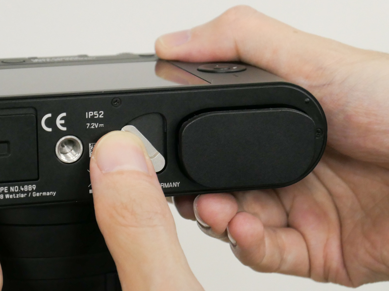 ロック解除レバーを操作すると、バッテリー底部が少し飛び出す。ここでバッテリーを一旦カメラ側に押し込むとロックが外れて、取り出せるようになる。