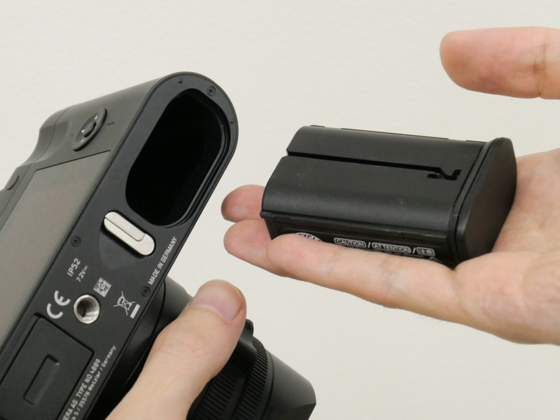 バッテリー室のフタがない構造。一目でバッテリーの有無がわかってよいとの声も。