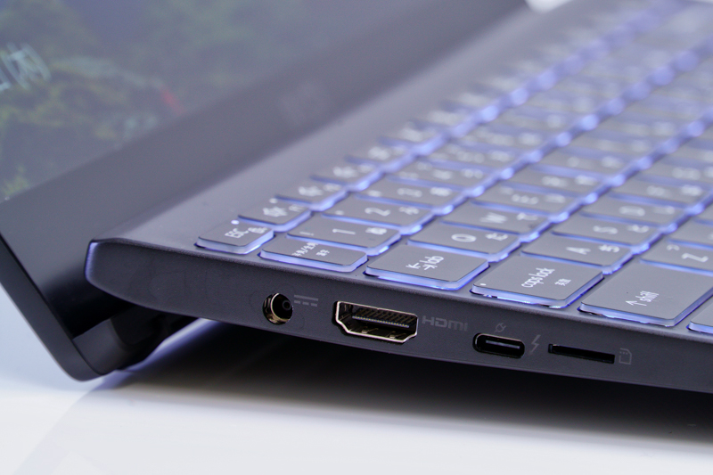 左からACアダプター、HDMI、USB 4.0 Type-C/DP/Thunderbolet 4（PD充電対応）、micro SDカードリーダー。