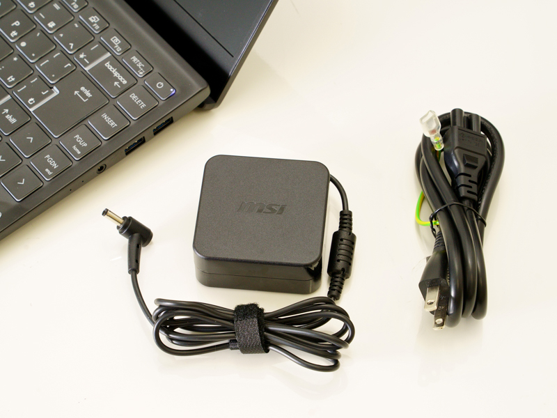 「Summit B14」のACアダプター。