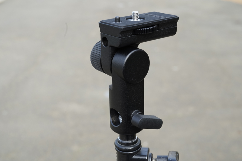 OCFアダプターの下部にはアンブレラホルダーや角度を変えるためのつまみが備えられている。