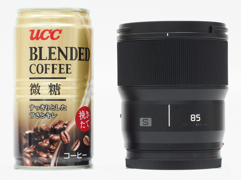 LUMIX S 85mm F1.8のサイズ感。例によって缶コーヒーと並べてみたが、小型であることが実感いただけるだろうか