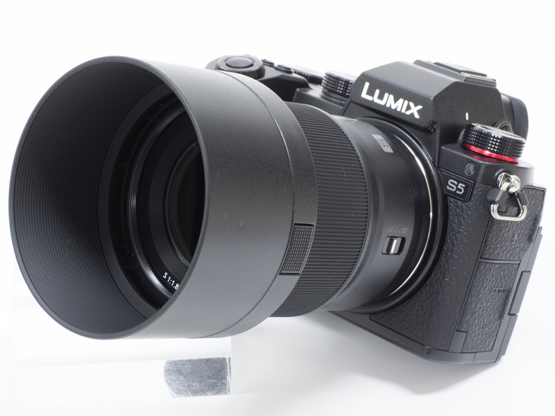 付属のフードは比較的深めの円筒型。フードなしでも十分に逆光耐性は強いと感じたが、不要な光線をカットできる実用性は大きいと思う