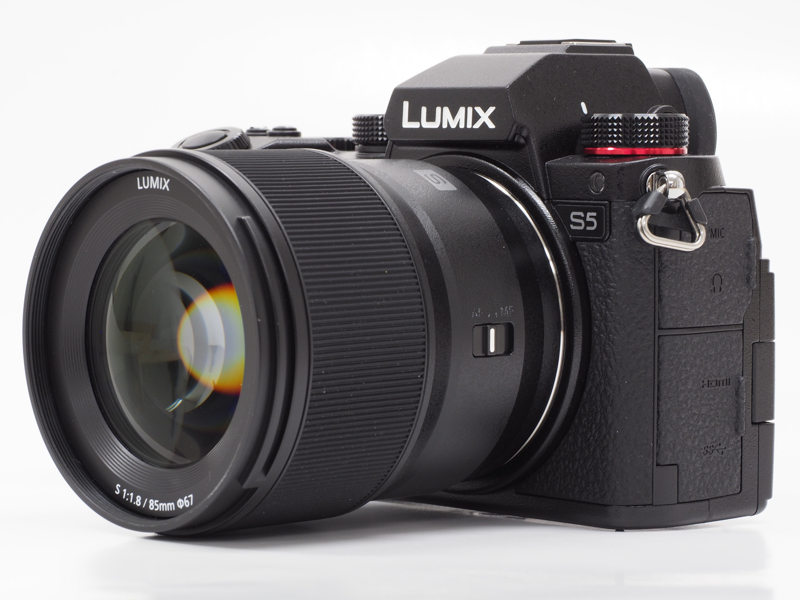 試用した機材はかなりのテストを経てきたものと思われる。AF/MFスイッチまわりの印字が一部剥がれているが、ご容赦いただきたい