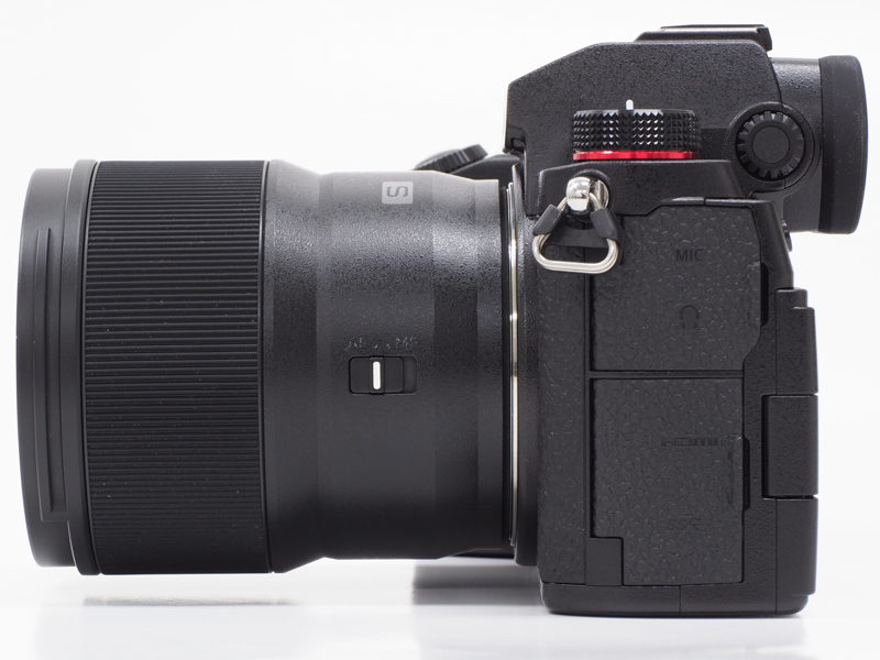 側面から。本レンズの全長は約82.0mmで、鏡筒の最大径は73.6mm。同じく小型軽量性が特徴のひとつでもあるLUMIX S 20-60mm F3.5-5.6の外形寸法をみてみると、全長約87.2×最大径77.4mmとなっている（重量は約350g）。本レンズよりわずかに大きいサイズ感ということになる