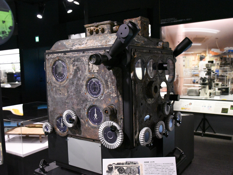 高射装置（1937年）。所蔵されていた外装パネルと一部パーツを製作して復元。