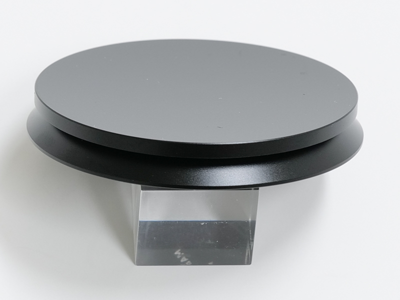 中央部で少しくびれたデザインで、装着と脱着時の指がかりがよい