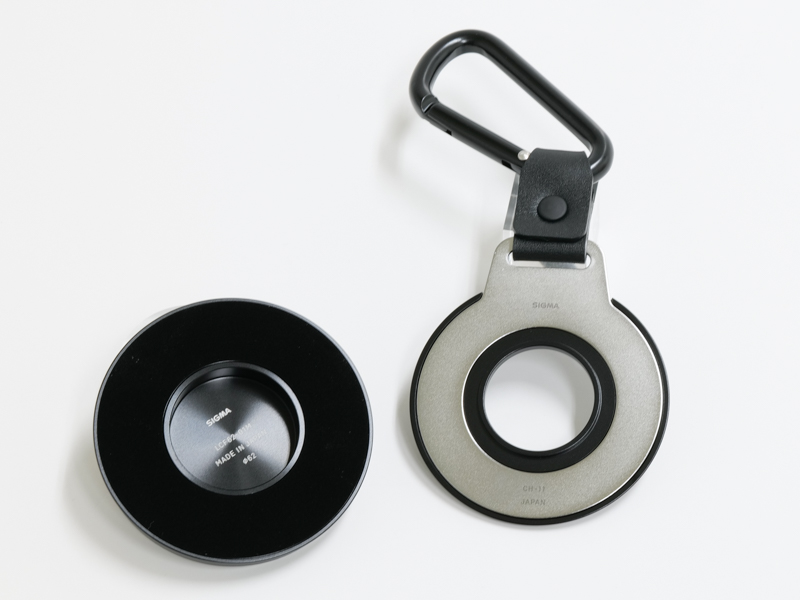 62mm径のキャップとキャップホルダー。ホルダーは銀色の面が装着面