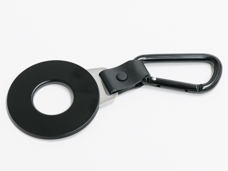 キャップホルダー裏側。こちらは艶感のある黒色仕上げとなっている