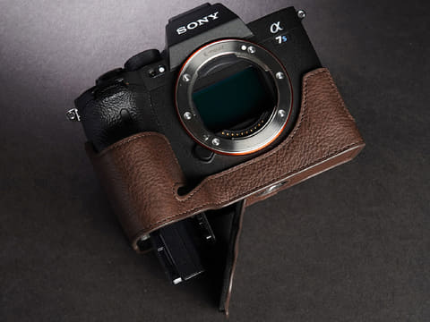 コロンビアレザーを採用したα7S III/α7C用カメラケース - デジカメ Watch