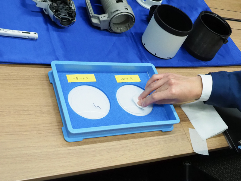実際に汚れの落ちやすさも体験。油性マジックもあまり力を入れなくても拭き取ることができた。