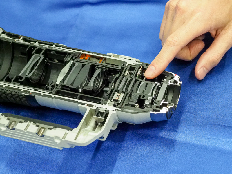 内蔵テレコンバーターは、レンズ群の後方に配置されている。