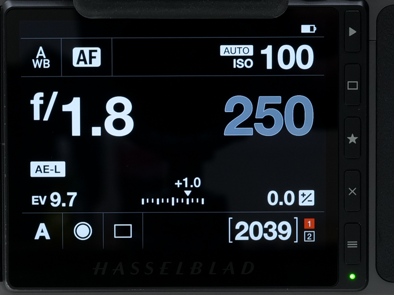 コンバーターを介してレンズを装着すると自動で開放F値が修正値で表示される
