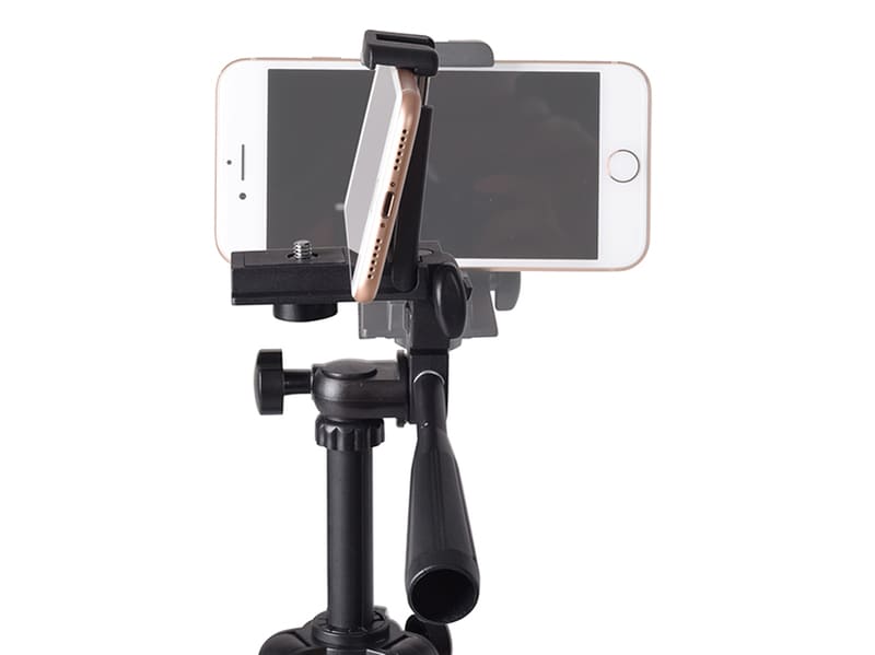 ハンドルは動かさずに台座の向きを調整できる。