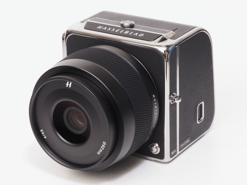 3つを全て合体するとハッセルブラッド907Xという中判カメラになります。これ、見た目よりも使いやすいですね。デザインもかわいいし。香箱座りしたネコみたいでしょ。