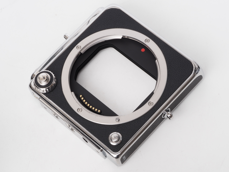 907Xって、たったこれだけです。薄い板にポッカリとXCDマウントが開いています。これは“カメラ”なんですよ。 マウントアダプターをつけて撮影しようなどと悪いことを考える人もいますが、メカシャッターがなくローリング歪みが大きいのであまりお勧めしましせん。