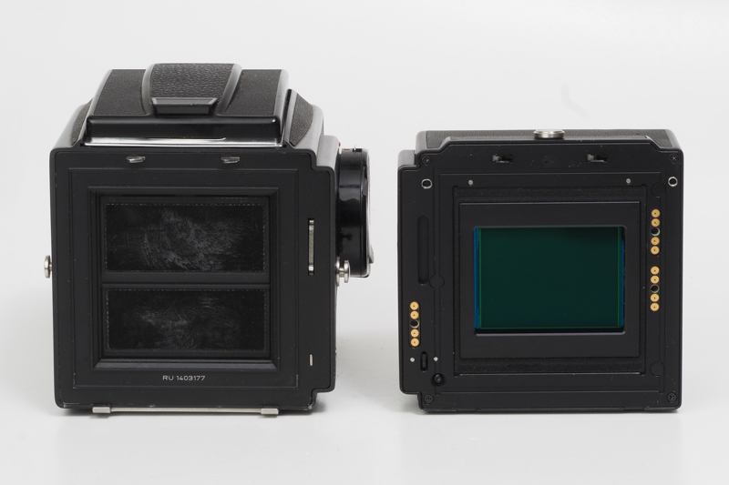 ハッセル500CMのマガジンを外した背面とCFV II 50Cのセンサー面です。500CMのバックシャッターはパルパスが貼られていてゴミがつきやすいので、センサーにこれが付いてしまう可能性あります。これが一番の注意点かなあ。
