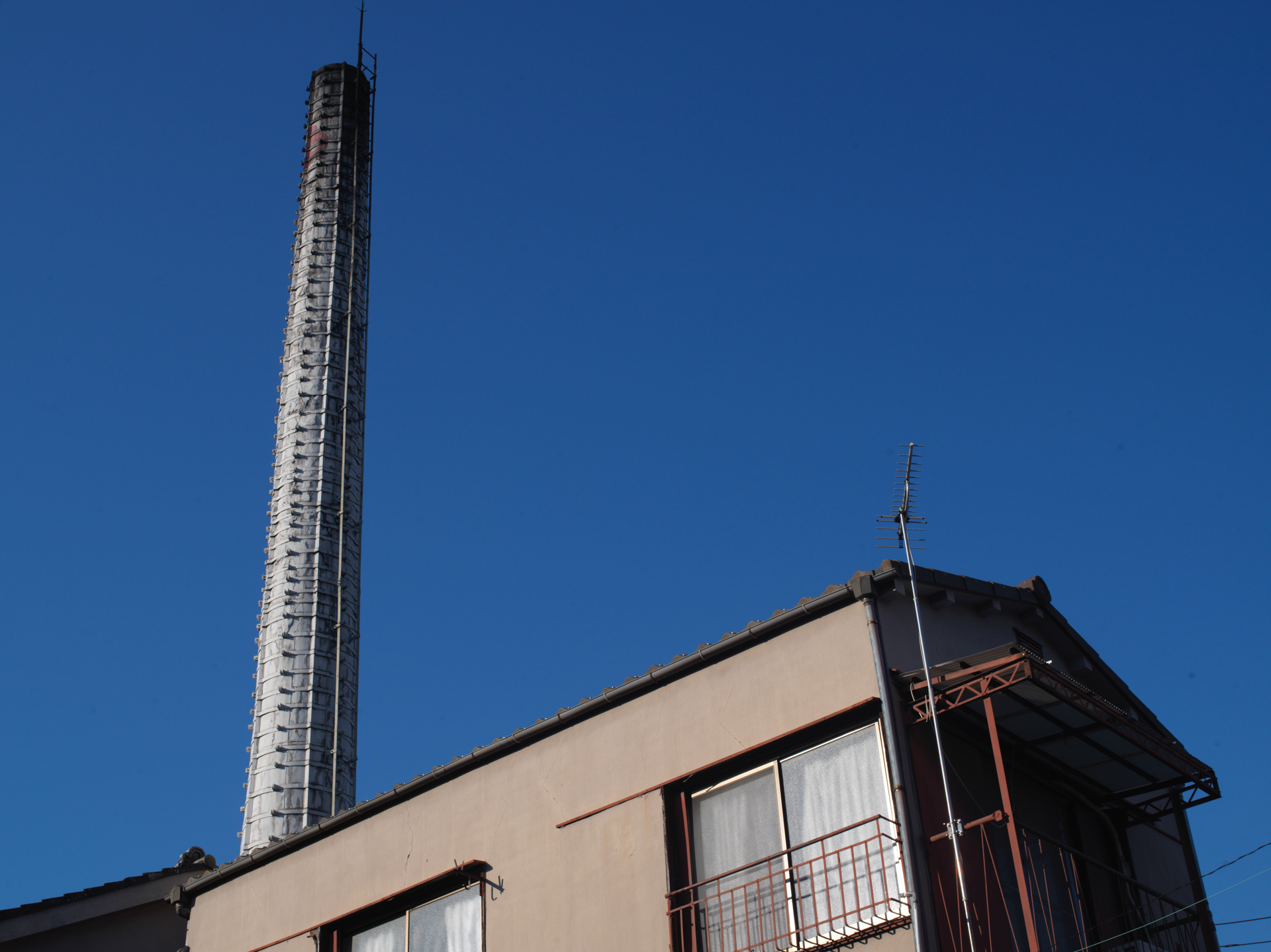 煙突のある風景です。CF 60mm F3.5はフィルム時代にあまり感心したことがなかったのですが、CFV II 50Cと相性がいいみたいですね。シャープな画像です。<br>ハッセルブラッド500CM　ディスタゴンT* CF 60mm F3.5（F11・1/500秒）ISO 400　太陽光